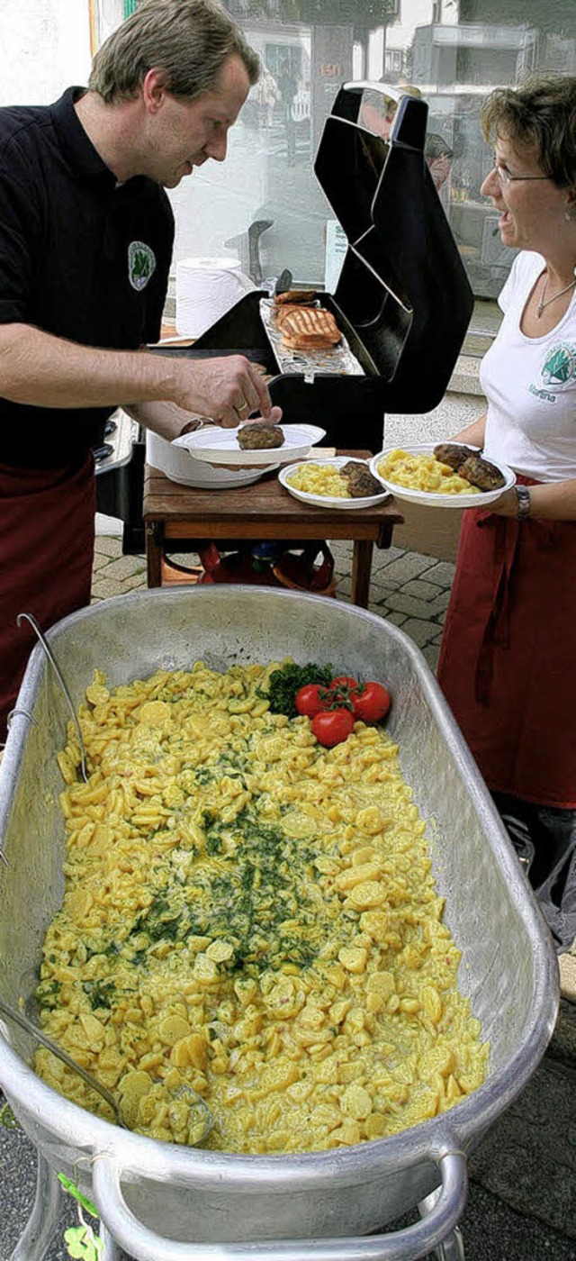 Eine Wanne voller Kartoffelsalat brachte das Club-Restaurant vom Golfclub mit. 