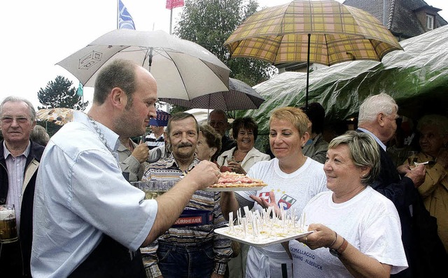 Auch Brgermeister Stefan Kaiser freut...term Regenschirm stattfinden musste.    | Foto: Dehmel