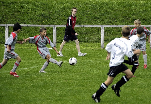 Der FC Wehr (weie Trikots) setzte sic...m Finale gegen den FC Wallbach durch.   | Foto: Jrn Kerckhoff