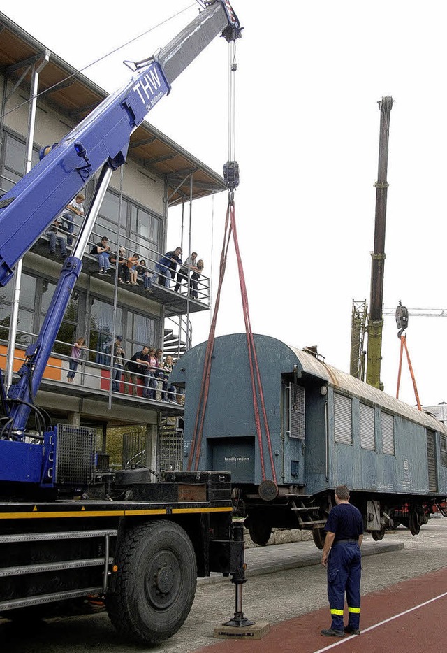 Logistik kommt vor dem Transport des Waggons.   | Foto: volker mnch