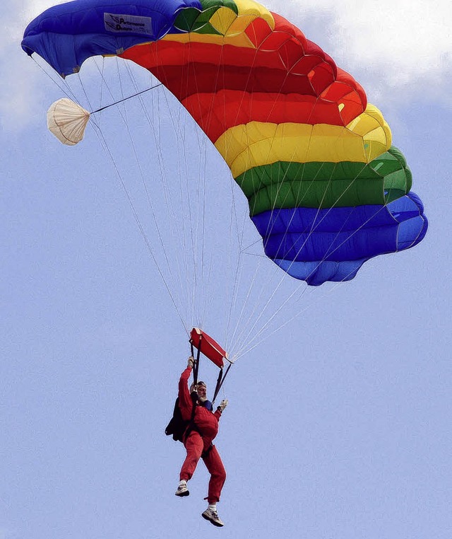 Fallschirmspringer nehmen das Motto de...em Wind glckte die Landung  przise.   | Foto: rein