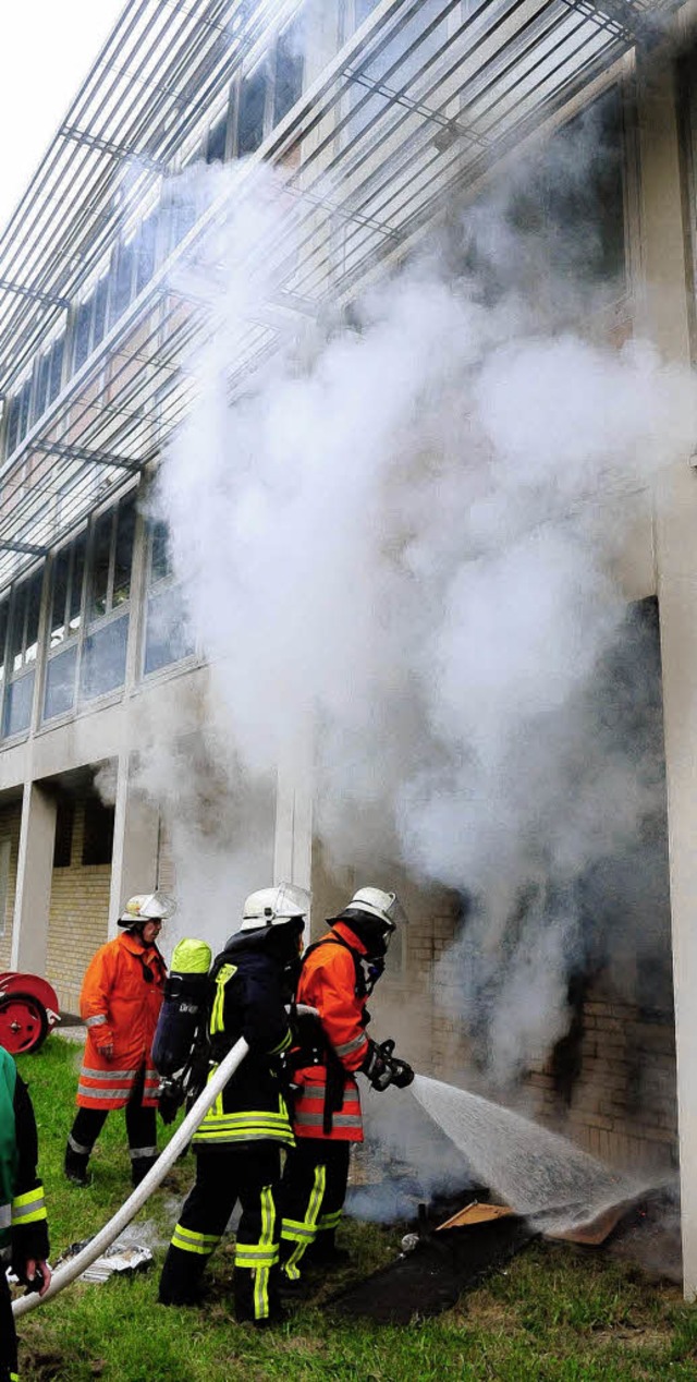 Schnell gelscht war das vermutlich  f...legte Feuer an der Sdseite des  MPG.   | Foto: knstle