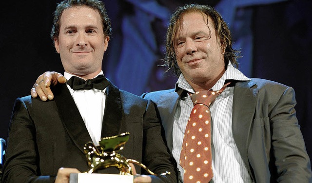 Der preisgekrnte Regisseur und sein H...rren Aronofsky (l.) mit Mickey Rourke   | Foto: dpa