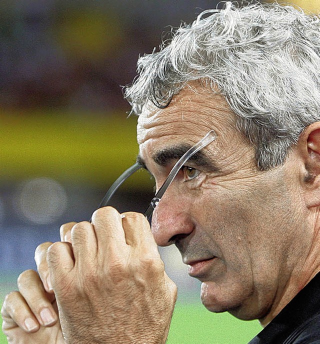 In Bedrngnis: Frankreichs Coach Raymond  Domenech    | Foto: dpa