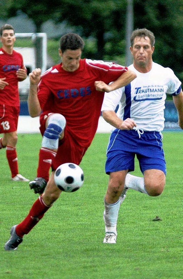 Zwei Tore von Dietmar Fischer (rechts)...dstein zum Kndringer Sieg im  Derby.   | Foto: Claus Zimmermann