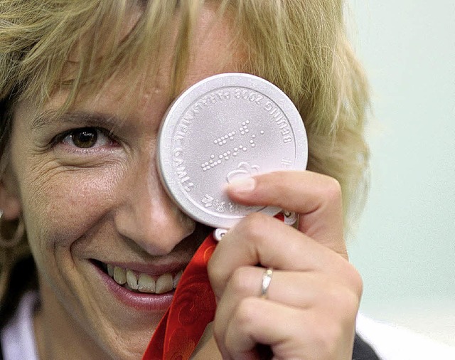 Rollstuhlfahrerin Manuela Schmermund g...st die erste Medaille fr Deutschland. 