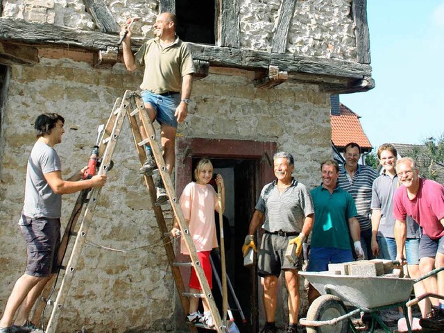 Die Grezhauser Brger packen beim Herr...Ortsmitte mit an, um Kosten zu sparen.  | Foto: Christine Aniol