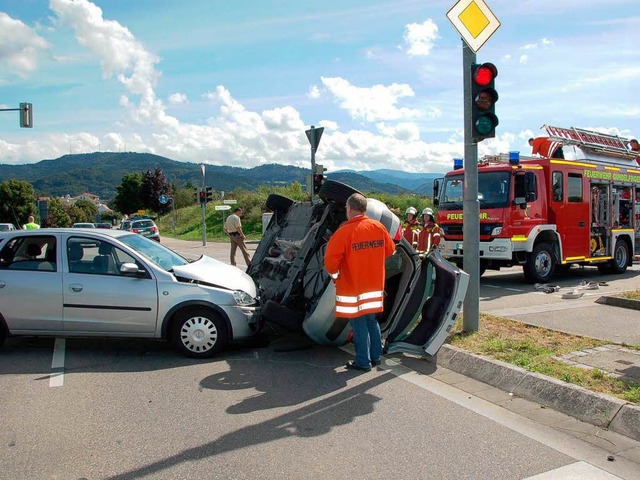 Auf dem Dach landete ein mit drei Pers...Auto an der Gundelfinger Ortseinfahrt.  | Foto: Andrea Steinhart