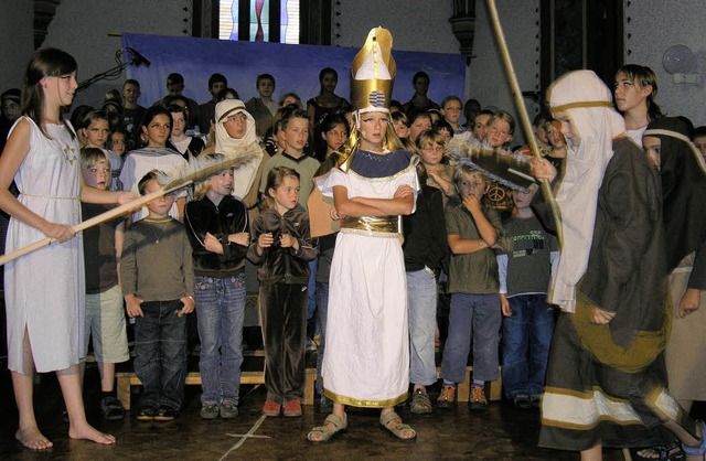 Das   Kindermusical &#8222;Exodus&#822... Mitte Pharao Fabian Herth</Bildtext>.  | Foto: Michael Haberer