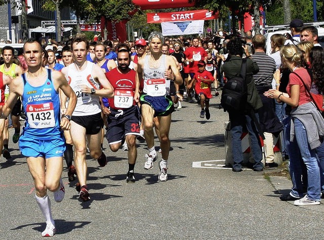 Noch fhrt der Tbinger Raphael Arnold...nter der sptere Sieger Jahn Frster.   | Foto: STINN