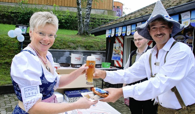 Im Service und am Ausschank hatten die... Frhschoppen alle Hnde voll zu tun.   | Foto: Maja Tolsdorf