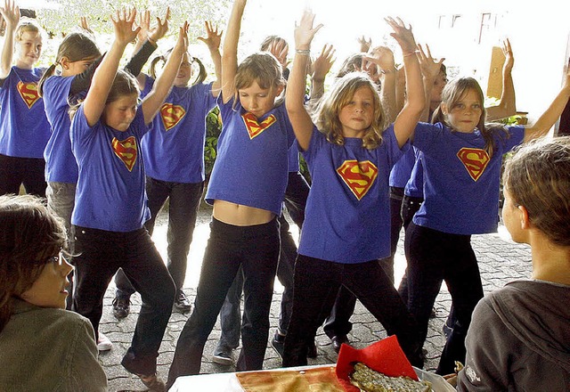 Die Super Girls traten beim Pfarrfest auf.   | Foto: heidi fssel