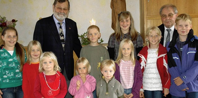 Das Patrozinium in der Murger Pfarrgem...d Fleig (rechts) an  die Sternsinger.   | Foto: BRIGITTE CHYMO