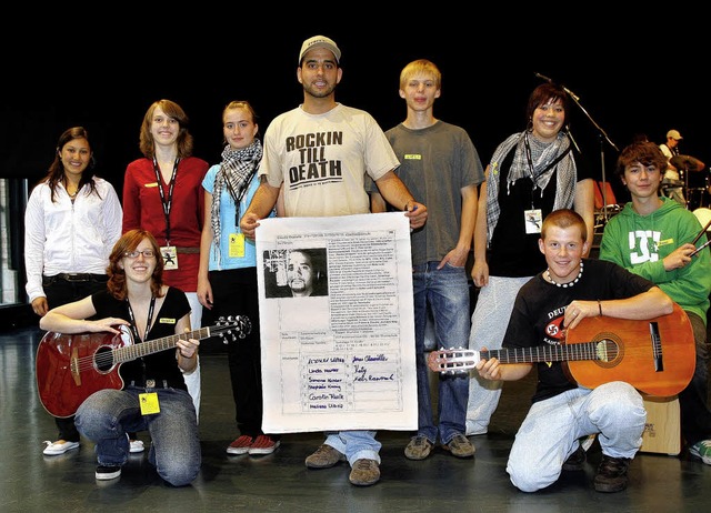 25 von 35 jungen Musikerinnen und -mus...inks), Bernhard Mnchbach (rechts) ... 