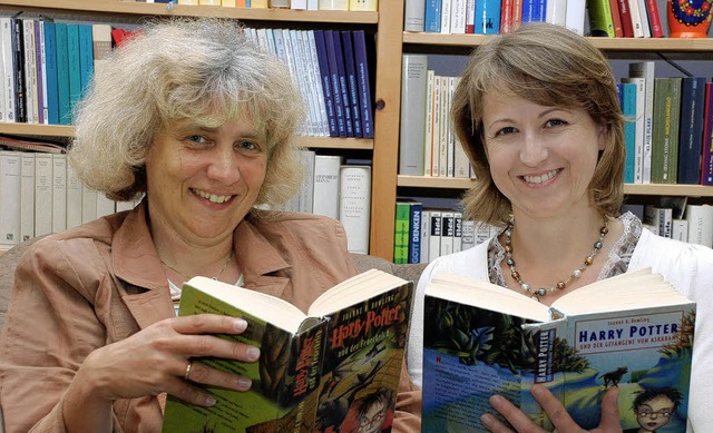 Die beiden Hobby-Bibliothekarinnen Elke Loritz (links) und Susanne Huber   | Foto: gertrude siefke