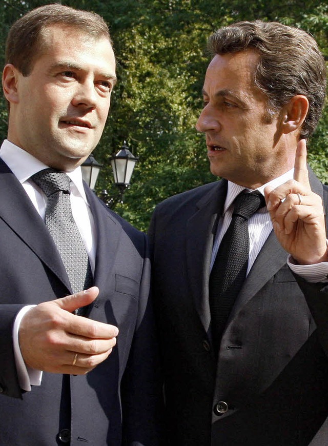 Ein mahnender Finger: Nicolas Sarkozy besucht Dmitri Medwedew  | Foto: dpa