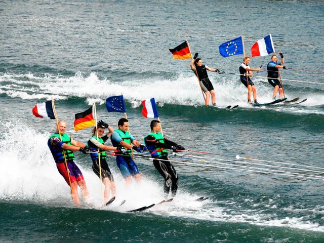 Mit einer Flaggenparade begeisterten die Wasserskiclubs Alsace und Breisgau.   | Foto: Roland Vitt