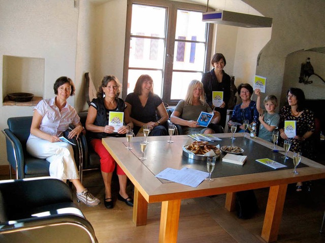 Die Frauen des Arbeitskreises &#8222;F...stehend) vom Kinder- und Jugendbro .   | Foto: Scherfling