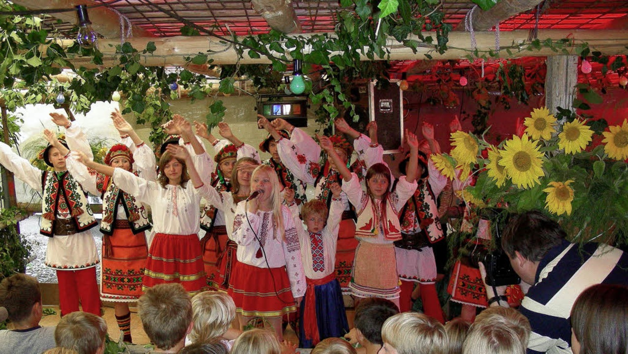 Die ukrainische Folkloregruppe &#8222;...#8220; singt für Gottenheimer Kinder.   | Foto: Schöneberg