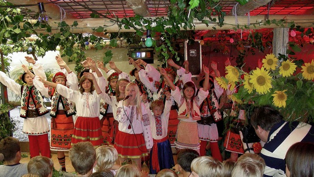 Die ukrainische Folkloregruppe &#8222;...#8220; singt fr Gottenheimer Kinder.   | Foto: Schneberg