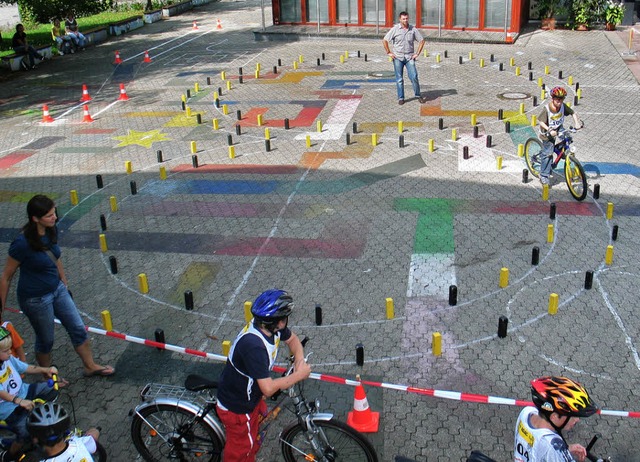 Bei bestem Wetter fand auf dem Schulho...rnier des MC Mopedli Wagenstadt statt. 