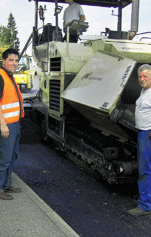 Rainer Metzler (links)  vom Straenbau...arbeiter Kopp von der Firma Schleith.   | Foto: bz