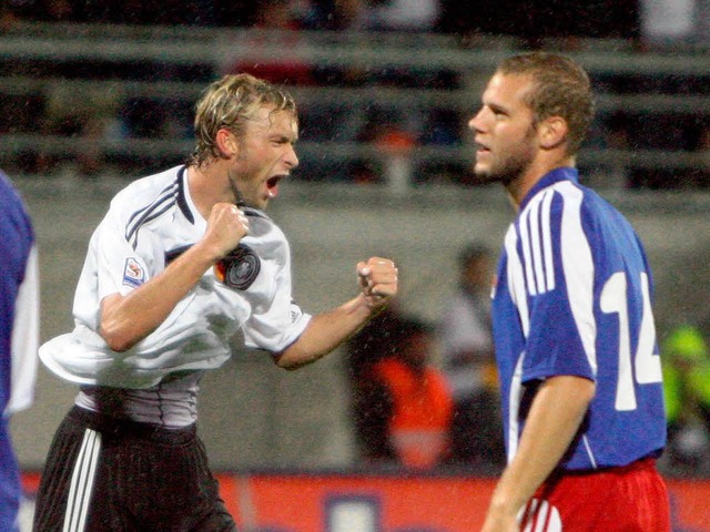 Simon Rolfes freut sich ber seinen Treffer zum 3:0 gegen Liechtenstein.  | Foto: dpa