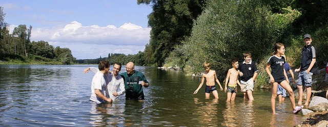 Wie einst am Jordan: Ins Nass des Altr...ag fnf Tuflinge der Regio-Gemeinde.   | Foto: Privat