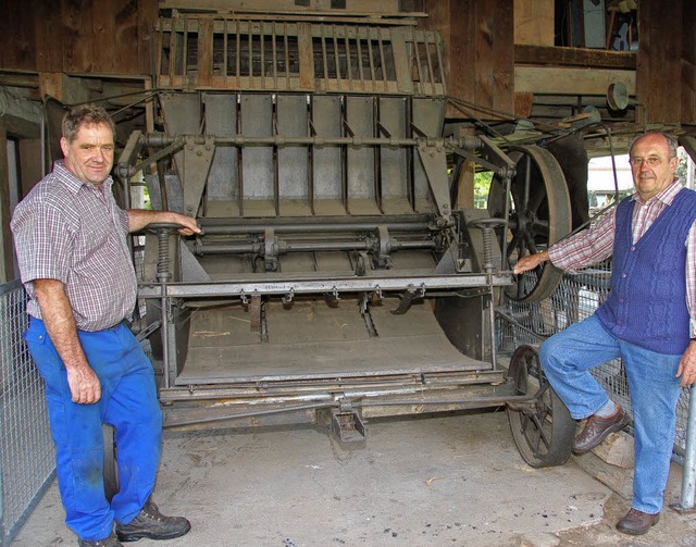 Tftler aus Leidenschaft &#8211; Alfre...d Frank bei der alten Dreschmaschine.   | Foto: bz