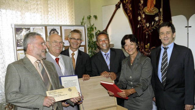 Die  Gratulanten an der Zunftlade (von... und  Axel Fiederer (Volksbank Lahr)   | Foto:  Frank Leonhardt