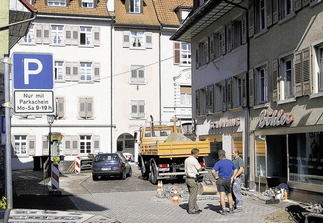 Eine Abriss-Baustelle ist seit gestern...#8211; durch die Rheinstrae rollen.    | Foto: Huber