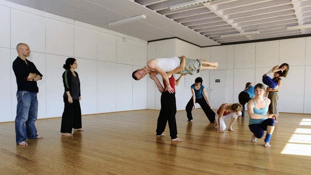 Nic Sandiland und Yael Flexer mit dem Ensemble, das &#8222;Back&#8220; probt.   | Foto: Rita Eggstein