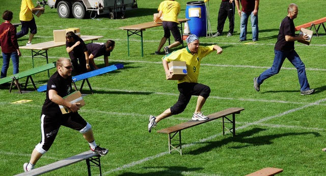 Sportlich   ging  es zu  beim Spiel oh... auch der  Spa    kam nicht zu kurz.   | Foto: umiger