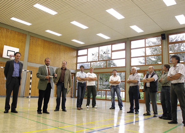 ber den Abschluss des ersten Sanierun...Wolfgang Brucker (Zweiter von links).   | Foto: heidi fssel