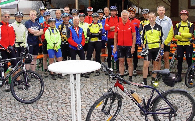 Die  Teilnehmer  von  MTB-Tour  Nummer...t    auf dem Mambacher  Dorfplatz.      | Foto: Privat