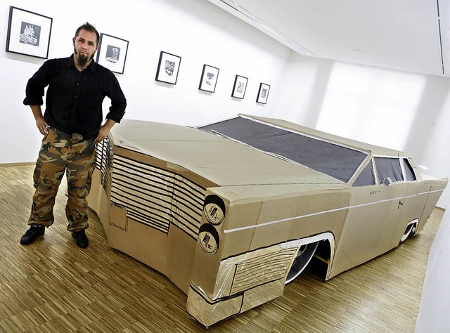 Knalleffekt der Ausstellungsdramaturgi...t  seinen prachtvollen Papp-Cadillac.   | Foto: Christoph Breithaupt
