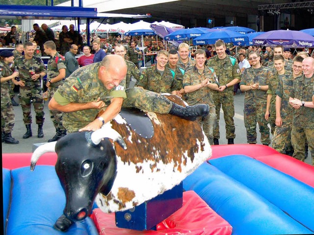 Auch das Bullenreiten sorgte beim Donaueschinger Garnisonsfest fr Stimmung.     | Foto: Jrgen Mller