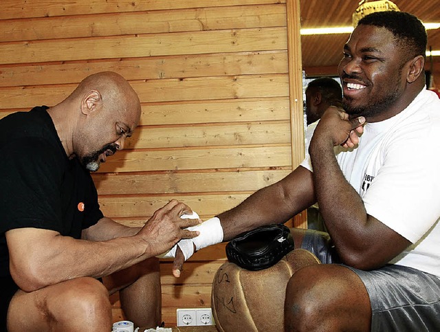 Samuel Peter (rechts) mit seinem Train...i Klitschko am 11. Oktober in Berlin.   | Foto: patrick seeger