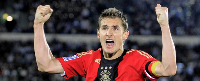 Miroslav Klose gelst: Der zuletzt ver...ielte alle drei Treffer der DFB-Elf.    | Foto: dpa
