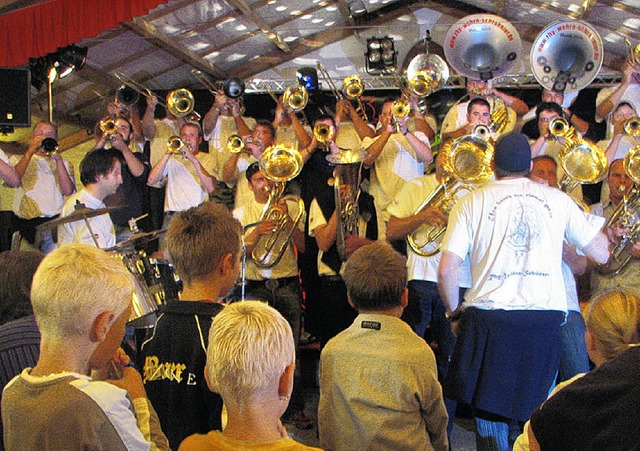 Selbst schrge Guggentne bietet das Hrnlefest.   | Foto: old