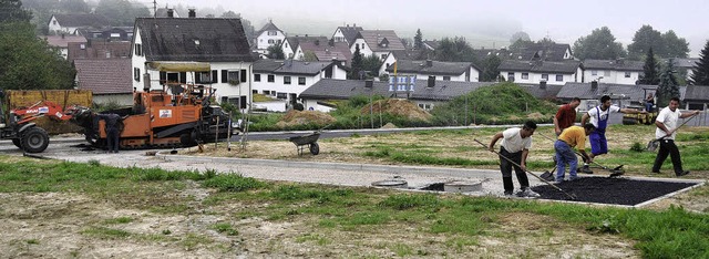 Gestern war die Teermaschine vor Ort: ...ieung am Adelsberg sind fast fertig.   | Foto: Dieter Erggelet