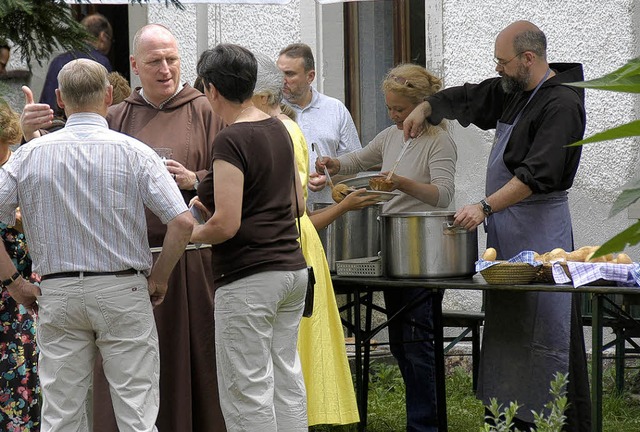 Kapuziner-Provinzial Pater Christophor...eit bei Gesprchen und guten Speisen.   | Foto: Dietmar Noeske