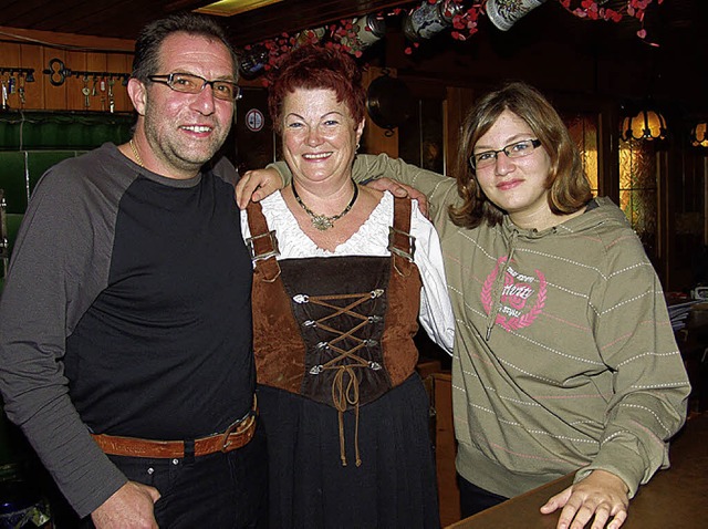 Das Hirschenteam: Andreas Fluhr und Petra Schindler mit Tochter Lorena   | Foto: silke Hartenstein