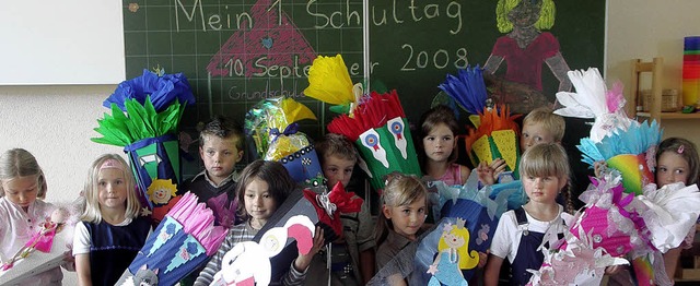 Stolz auf ihre bunten Schultten sind die  zehn neuen Schulkinder   in Horben.   | Foto: Tina Lindemann /Andrea Gallien