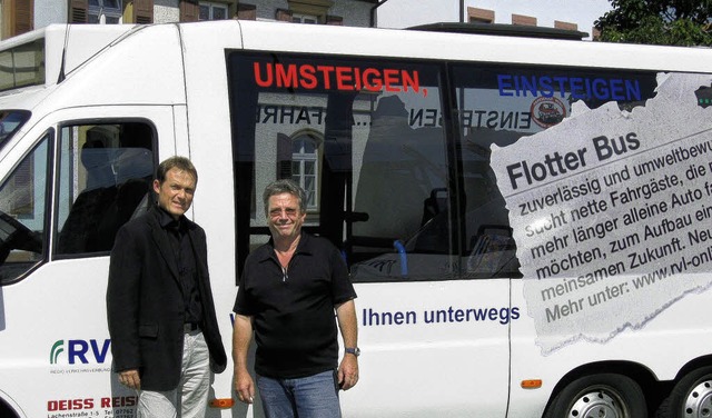 Zwei Kleinbusse des Betreibers Deis-Re...irmenchef von Deiss-Reisen am Citybus.  | Foto: honorarfrei