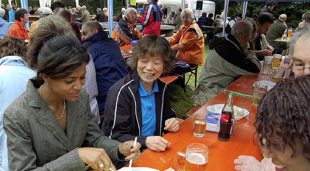 Gut besucht war das Waldfest der Freiw... Hammelfleisch war im Nu ausverkauft.   | Foto: Ulrike Jger