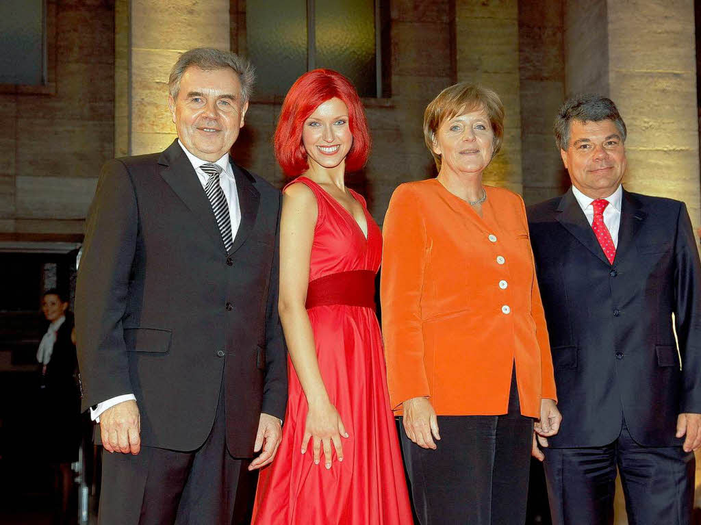 Rainer Hecker (v.l.), Aufsichtsratsvorsitzender der gfu, Miss IFA, Bundeskanzlerin Merkel und Raimund Hosch, CEO, Messe Berlin Rainer Hecker (v.l.), Aufsichtsratsvorsitzender der gfu, Miss IFA, Bundeskanzlerin Merkel und Raimund Hosch, CEO, Messe Berlin