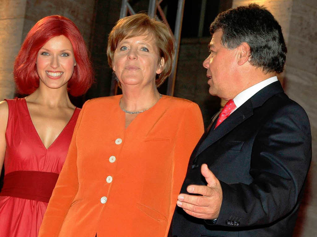 Bundeskanzlerin Angela Merkel (M, CDU), Raimund Hosch, Vorsitzender der Geschäftsführung der Messe Berlin (r) und Miss IFA Bundeskanzlerin Angela Merkel (M, CDU), Raimund Hosch, Vorsitzender der Geschäftsführung der Messe Berlin (r) und Miss IFA