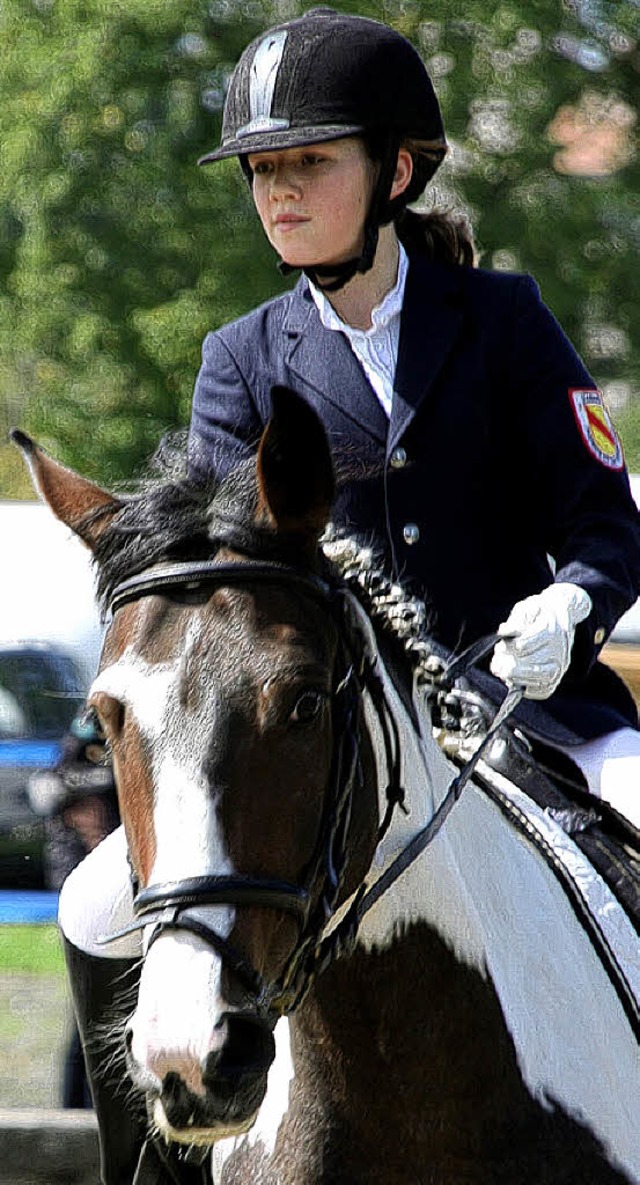 Katrin  und ihre Lieblinge:  links beim Training, oben im Turnier   | Foto: Silvia Faller