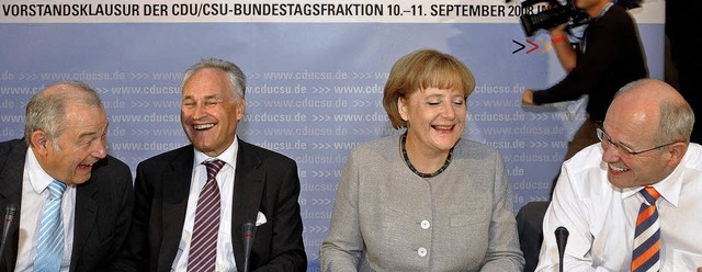 Gnther Beckstein (von links) und Erwi...DU/CSU-Bundestagsfraktion in Mnchen.   | Foto: ddp
